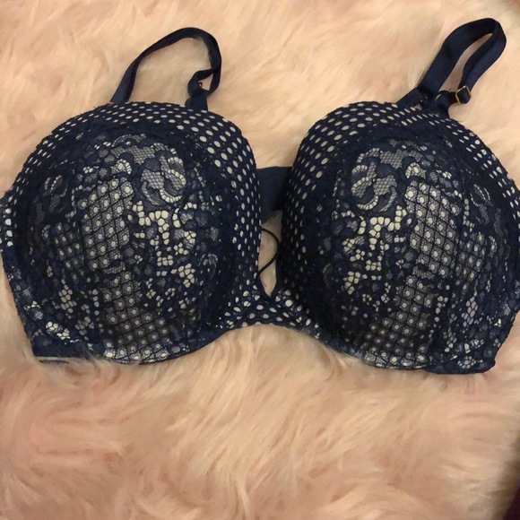 LIKE NEW Victoria’s Secret Push-up bra - Picture 1 of 4